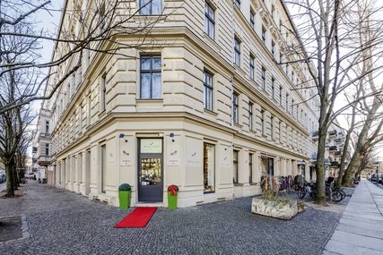 Fassade von Kleid und Schuh in Prenzlauer Berg Eingang von dem Bekleidungsgeschäft Kleid und Schuh mit rotem Teppich