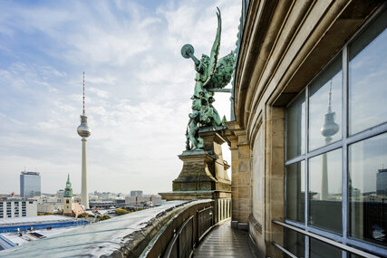 Blick vom Berliner Dom über die kulturelle Mitte Berlins mit Fernsehturm