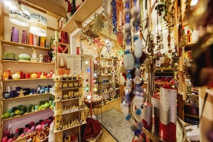 Handgefertigte Kerzen der Kerzenmanufaktur Lichterglanz in Berlin Kerzengeschäft Lichterglanz die Kerzenmanufaktur von innen mit bunten Kerzen