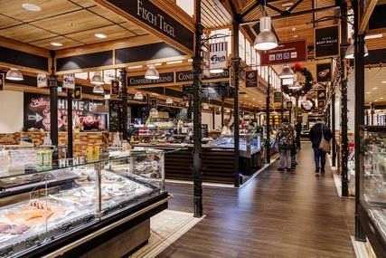Innenraum der Markthalle Tegel im Tegelquartier mit Frischetheke und Essen