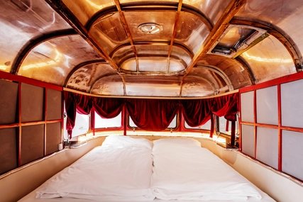 15-Min-Stadt-Hotel Hüttenpalast Wohnwagen Doppelbett 15-Min-Stadt-Hotel Hüttenpalast Wohnwagen Doppelbett