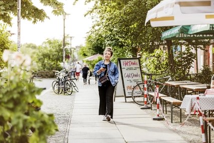 Mujer joven en una calle de Berlín 
