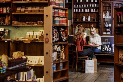 Two women sitting in Café Winterfeldt Schokoladen in Berlin 