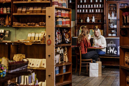 Zwei Frauen sitzen im Café Winterfeldt Schokoladen in Berlin