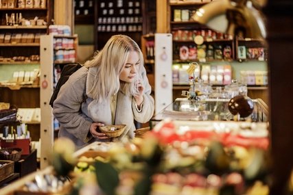 A young woman Christmas shopping at the Winterfeldt Schokoladen shop in Berlin
