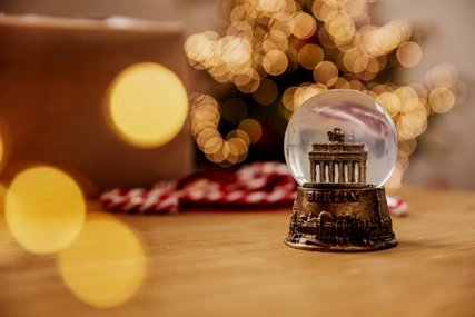 Weihnachtsdekoration, Schneekugel atmosphärische Weihnachtsdekoration mit einer Schneekugel des Brandenburger Tores