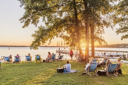 Bistrot sulla spiaggia del Müggelsee - il Borkenbude Atmosfera rilassata sulle sedie a sdraio al Müggelsee di Berlino al tramonto