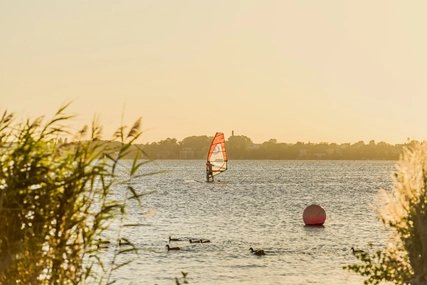 Surfer auf dem Großen Müggelsee in Berlin, ein beliebtes Ausflugsziel
