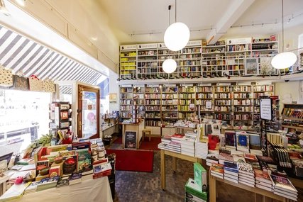 Interior Nicolaische Buchhandlung in Schöneberg Shelves and tables with books in the Nicolaische Buchhandlung