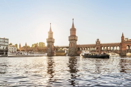 Oberbaumbrücke in Berlin Kreuzberg Boote auf der Spree an der Oberbaumbrücke in Berlin Kreuzberg