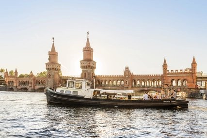 Bootsfahrt an der Oberbaumbrücke