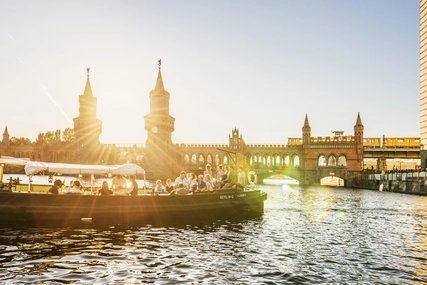 Oberbaumbrücke_Schiff_Sommer Bridge Oberbaumbrücke