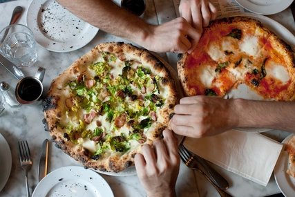 Gemeinsam Pizza essen