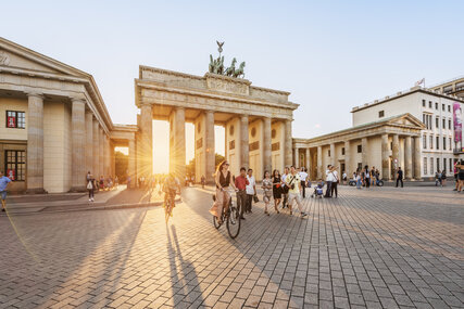 Puesta de sol tras la Puerta de Brandenburgo en Berlín