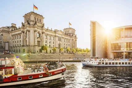 Reichstag in Berlin von der Spree Berliner Reichstag