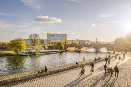 Die Spree mit dem Kanzleramt Regierungsviertel Berlin-Mitte
