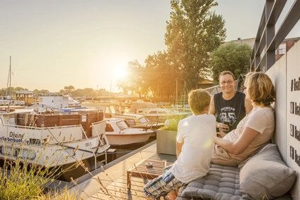 Restaurant Hafenkante on Lake Rummelsburg Family enjoying the evening sun at Rummelsburger See in Berlin