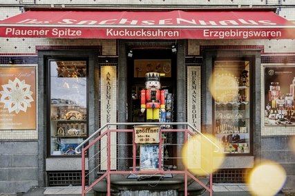 Facade with large nutcracker at Sachsenhaus for high-quality Saxon products 