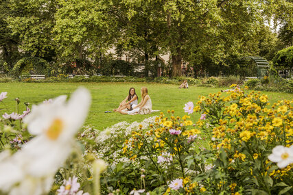 Zwei Frauen im Park am Savignyplatz im Sommer