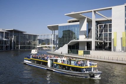 Schiffe vorm Marie-Elisabeth-Lüders-Haus Schiffsrundfahrt durch das Regierungsviertel