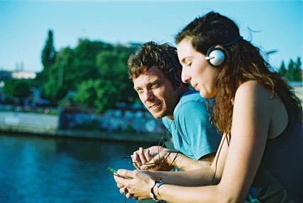 Audiotouren Stadt im Ohr Audiotouren Stadt im Ohr. Zwei Nutzer auf einer Brücke in Berlin.