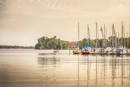 Angedockte Segelboote am Tegeler See in Berlin