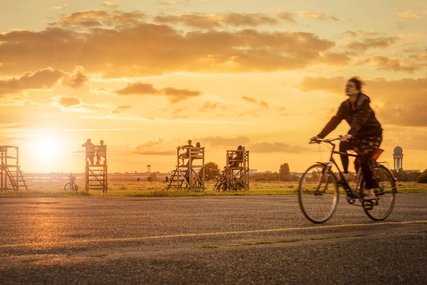 Fahrradfahrer auf dem Tempelhofer Feld Fahrradfahrer auf dem Tempelhofer Feld