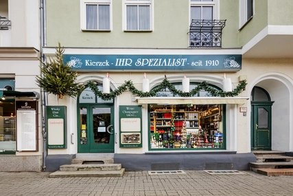 Fassade von Ursula Kierzek Weine Sekt Spirituosen in Lichtenberg Schaufenster von Ursula Kierzek Weine Sekt Spirituosen seit 1910 mit 600 Sorten Whisky, ca. 100 verschiedenen Rum, fast 100 Gin, Wein aus der ganzen Welt