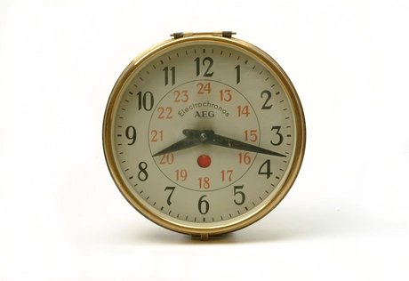 Wanduhr AEG im Museum der Dinge Berlin