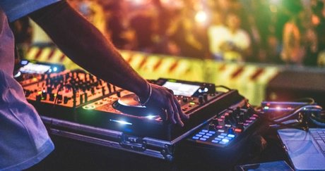 DJ am Mischpult