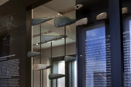Saal 308, Präsentation von Prunkbeilen aus Jadeit,Thüringen, 5./4. Jahrtausend v. Chr.