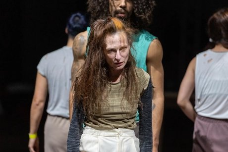 Katja Gaudard in "Der Wiedersprüchliche" von Clemens Bechtel