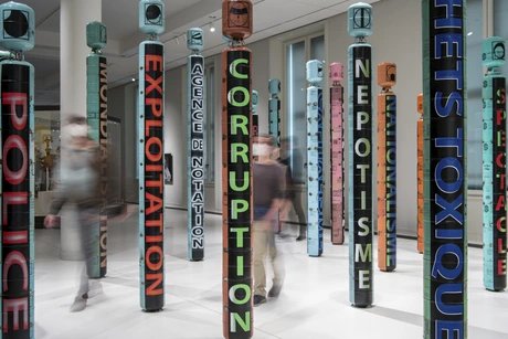 Installation "Indignation" von Justine Gaga im Modul "Koloniale Verflechtungen: Das Kameruner Grasland" des Ethnologischen Museums im Humboldt Forum