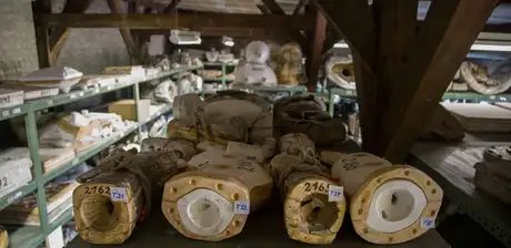 Gussformen der Putti im Formenlager der Gipsformerei