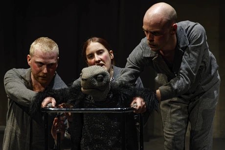 "Die Zofen" von Genet. Puppenspiel für Erwachsene. Drittjahresprojekt Regie 2022 der Hochschule für Schauspielkunst Ernst Busch