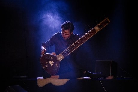 Matyas Wolter spielt Sitar