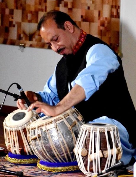 Feraydoon Meyazada beim Spielen der Tabla