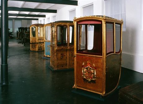 Paretz, Schlossremise, Blick auf Sänften