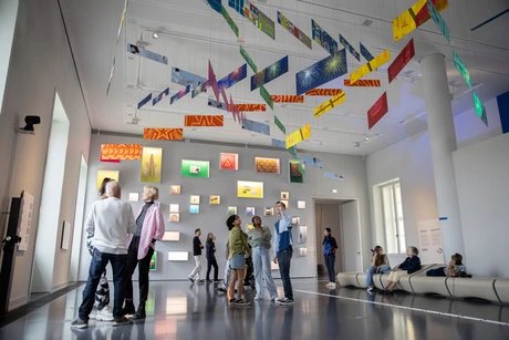 Skulptur "Verflochtene Leben" von tapethat an der Decke des Ausstellungsraums
