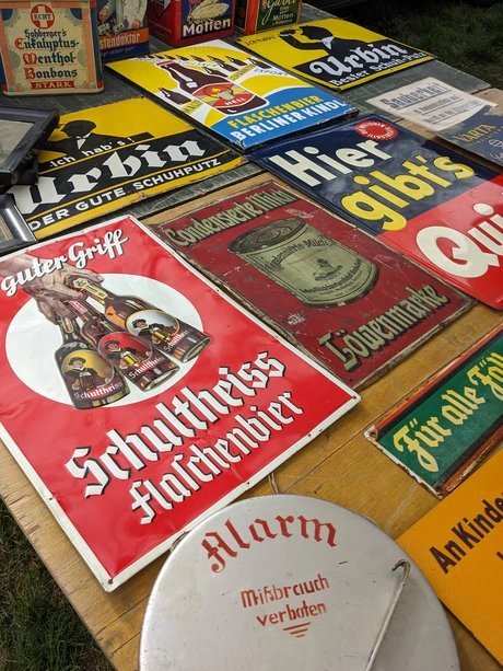 Berliner Antikflohmarkt auf der Trabrennbahn KARLSHORST