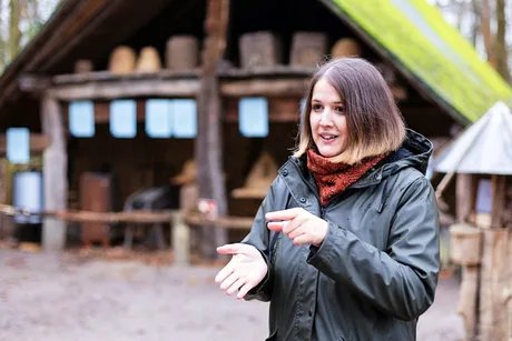 In Gebärdensprache bringt die Führung den Teilnehmenden das dörfliche Leben des Mittelalters nahe.