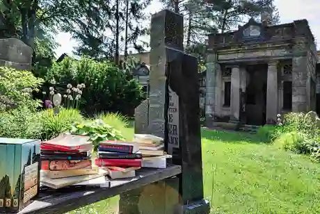 Bücher-Mausoleum auf dem Alten Zwölf-Apostel-Kirchhof
