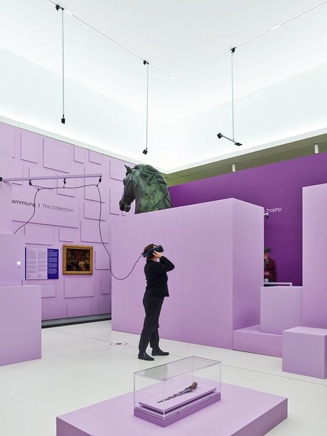 Blick in die Ausstellung "Kunst als Beute. 10 Geschichten"