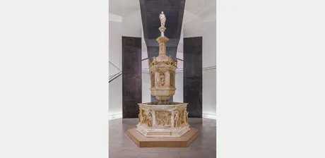 Das Gipsmodell des Taufbeckens kurz nach der Installation im Bode-Museum