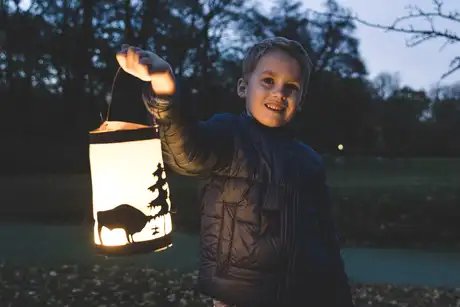 Kind mit einer Laterne