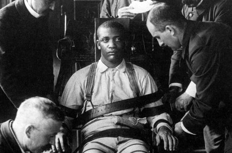 Ein zum Tode Verurteilter auf dem elektrischen Stuhl im berüchtigten Gefängnis Sing Sing im Bundesstaat New York, USA/ aus dem Dokumentarfilm "Rottet die Bestien aus!", Arte (2022)