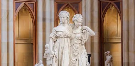 Johann Gottfried Schadow, Doppelstandbild der Prinzessinnen Luise und Friederike von Preußen, sog. Prinzessinnengruppe, Detail, 1795, Gips, Aufstellung in der Friedrichswerderschen Kirche, 2023