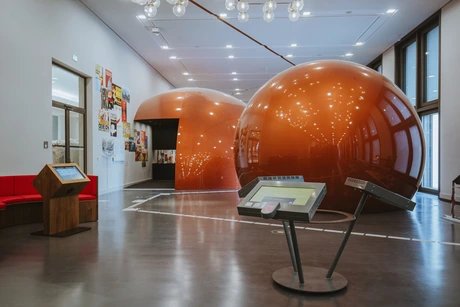 BERLIN GLOBAL Ausstellung, Diskokugeln im Raum "Vergnügen"