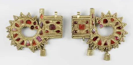 Zwei tierförmige Schmuckstücke, mit roten Steinen und kleinen Goldkügelchen verziert, Region am Schwarzen Meer, 4./5. Jahrhundert n. Chr.