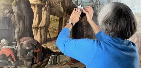 Chefrestauratorin Babette Hartwieg bei der Firnisabnahme: Vittore Carpaccio, Die Grabbereitung Christi